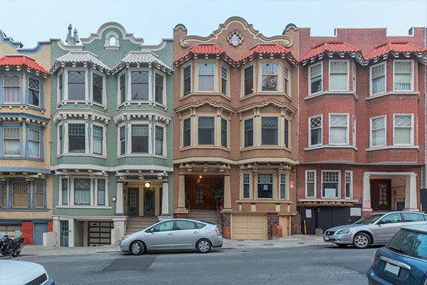 Image: ​​Soft story houses next to each other in a neighborhood